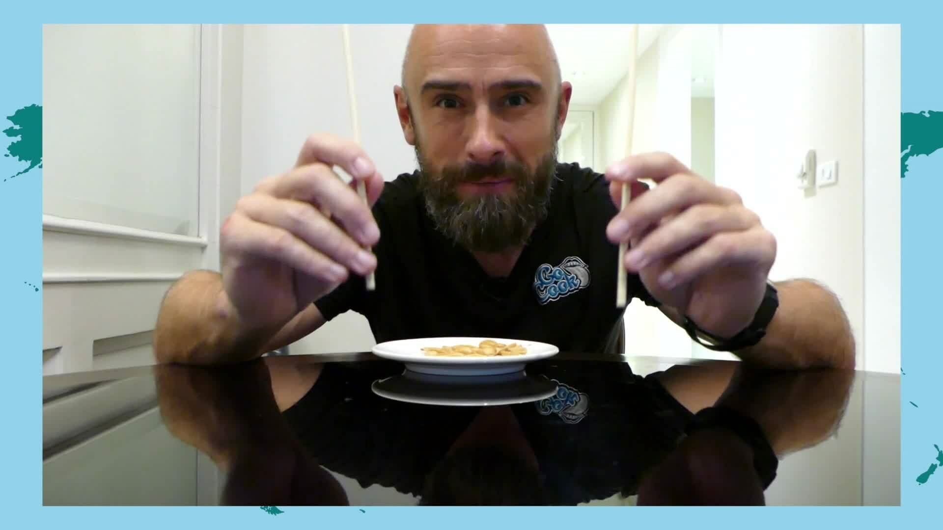 Film 27: Mikkel øver sig i at spise med pinde
