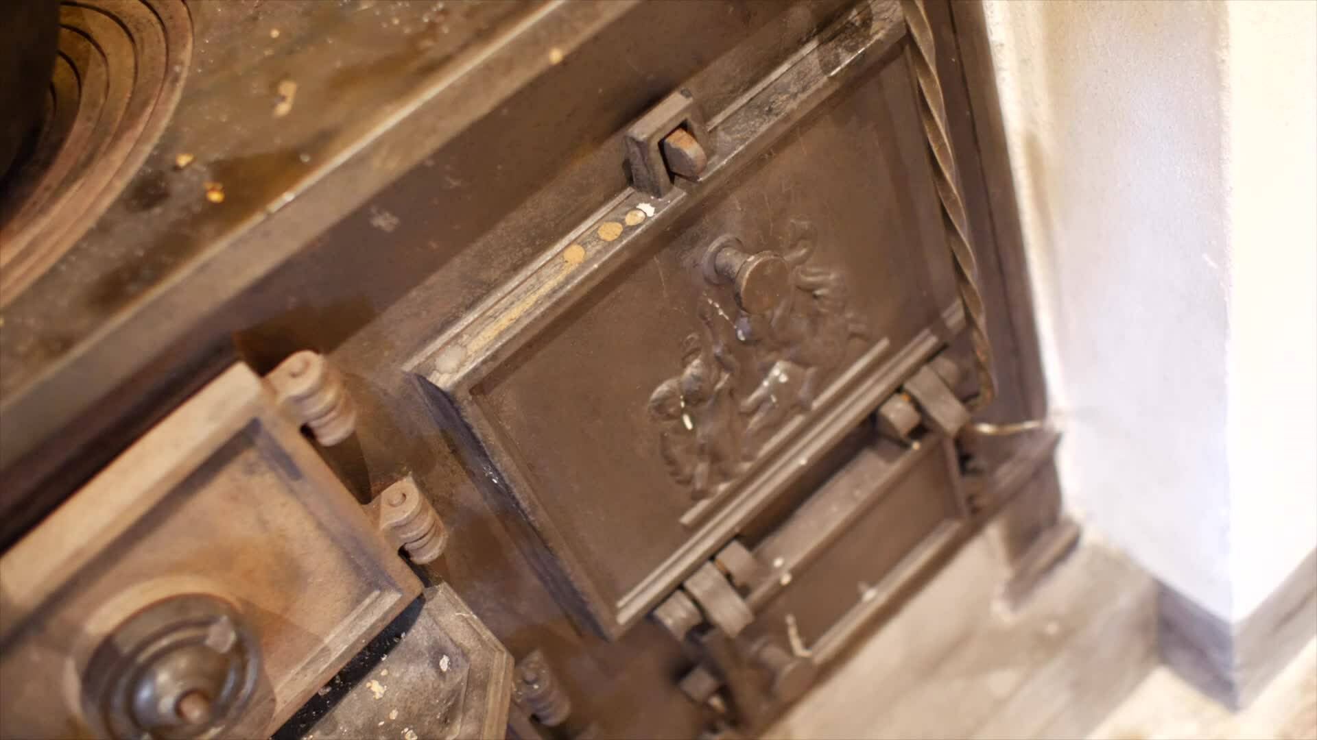 Film 21 - Se Gorm besøge køkkenet, hvor man lavede mad i et brændekomfur
