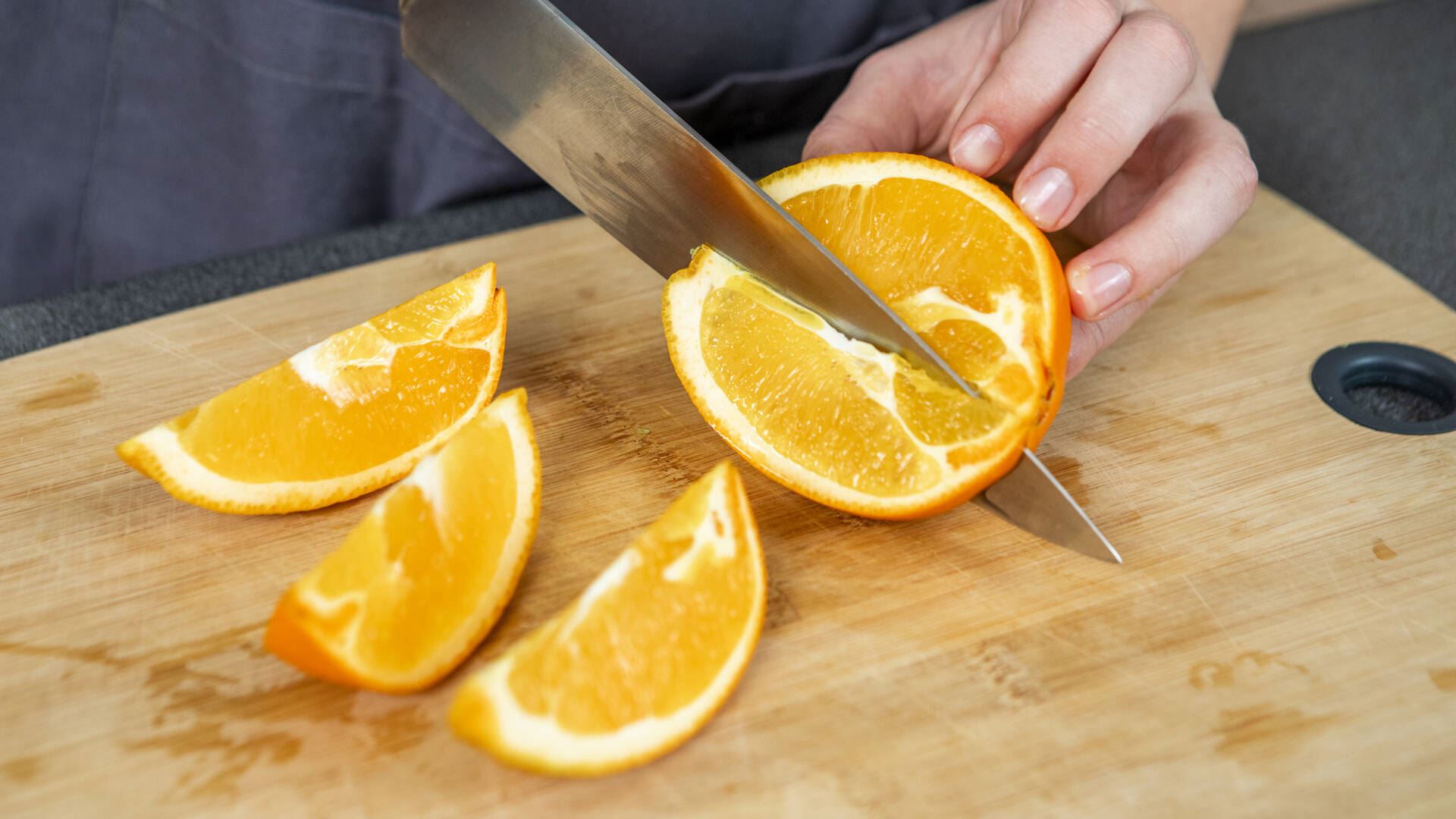 Skære appelsin i både