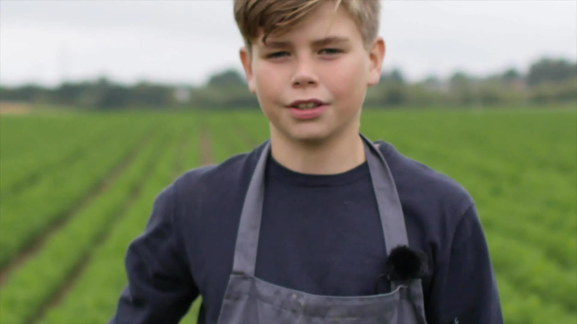 Daniel pimper sin BBQ-burger med gulerod 
