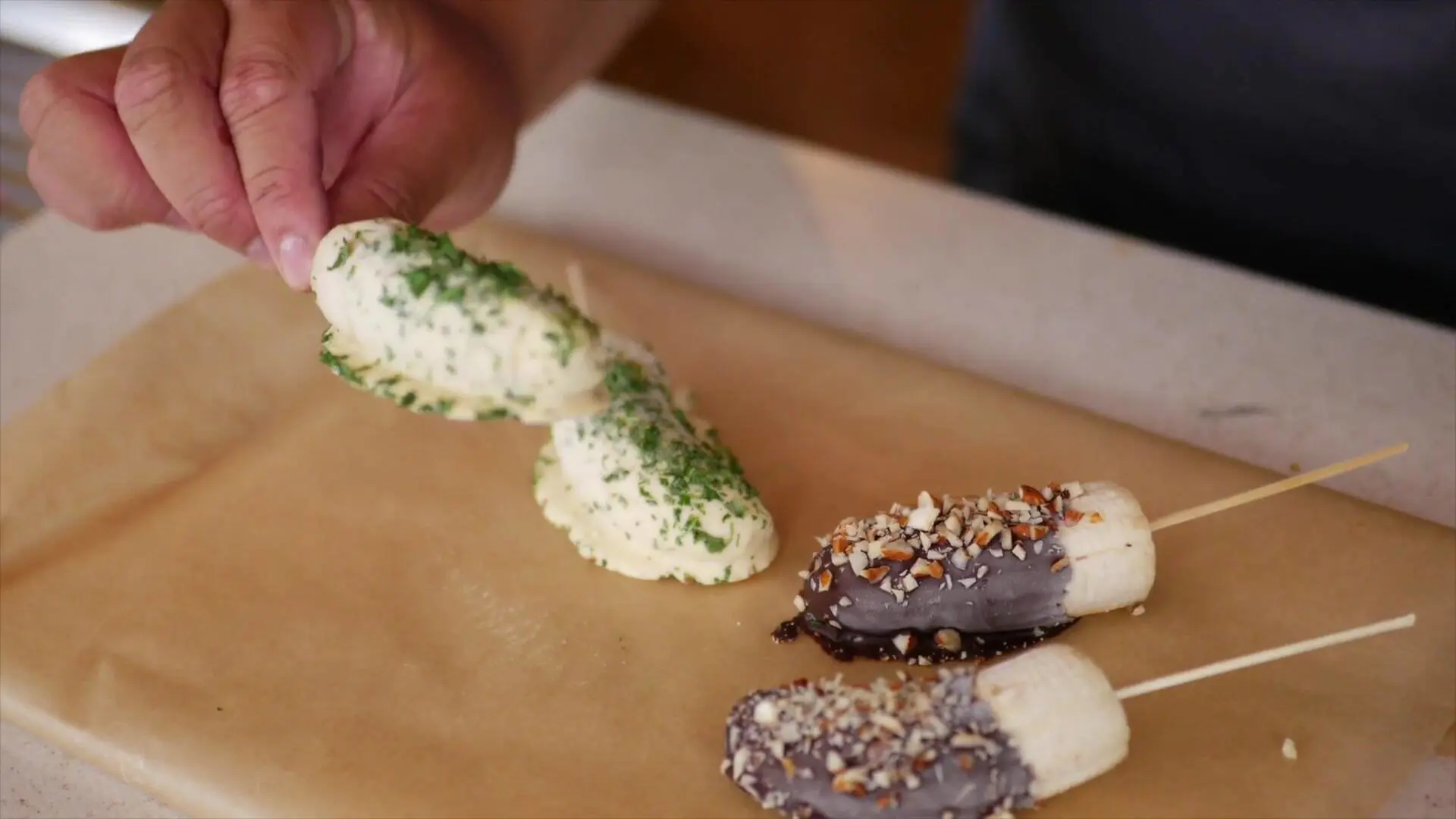 Micki laver banan-is med chokolade