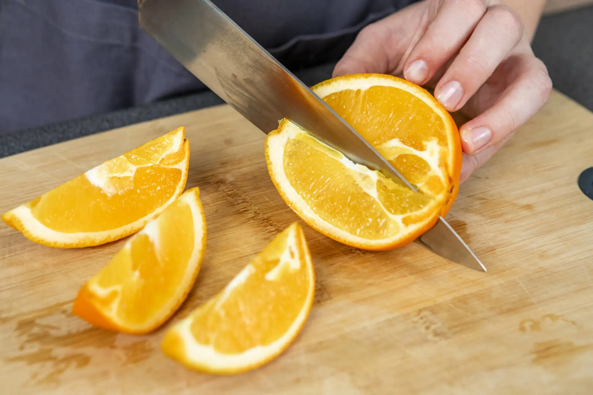 Skære appelsin i både