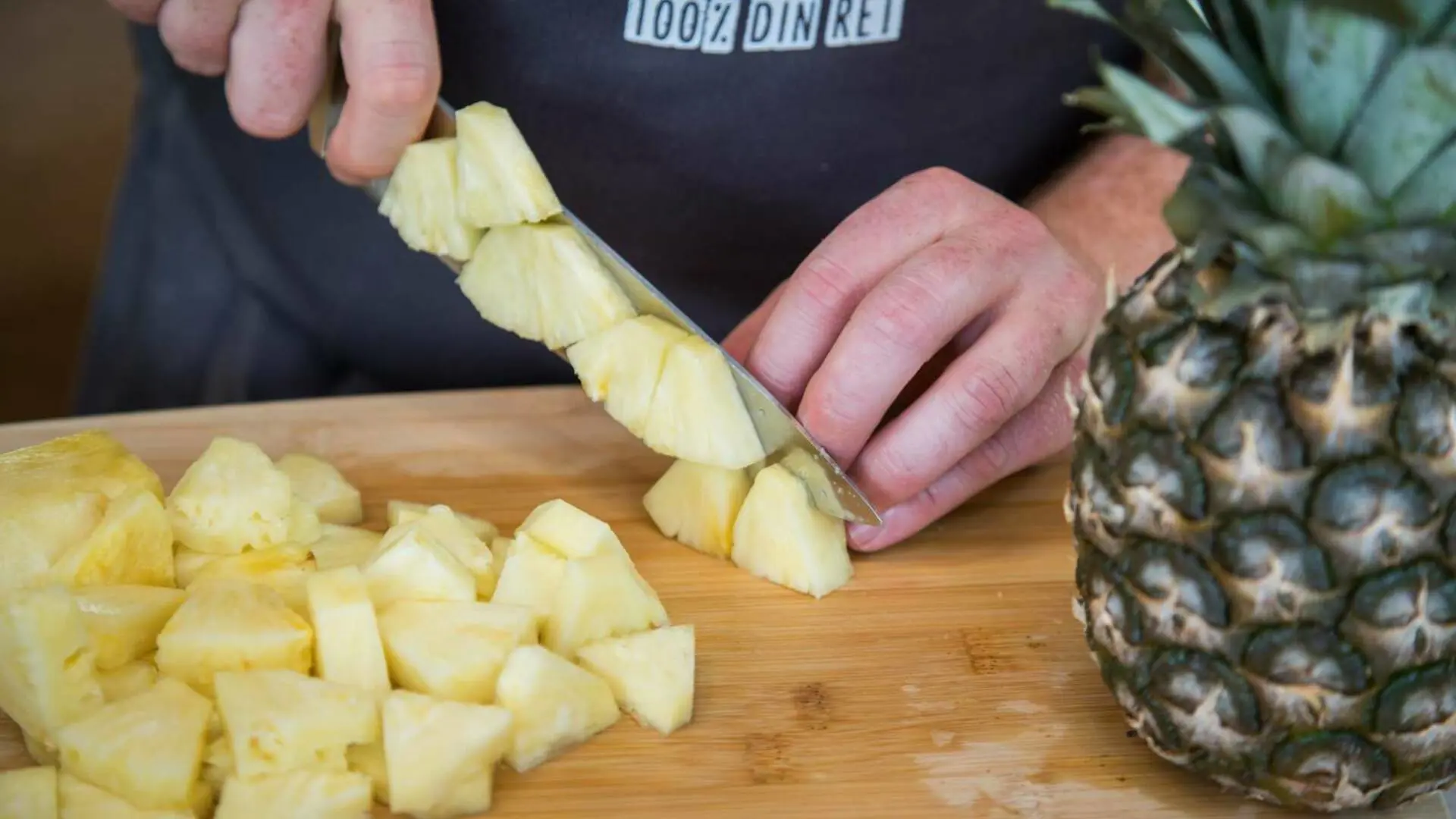 Ananas, skylle og skære 