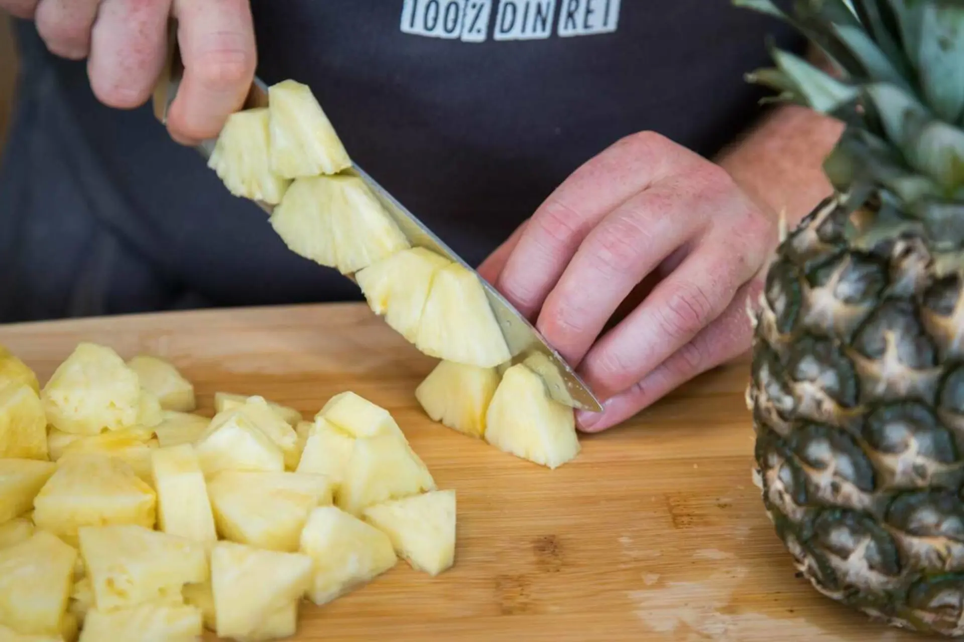 Ananas, skylle og skære 