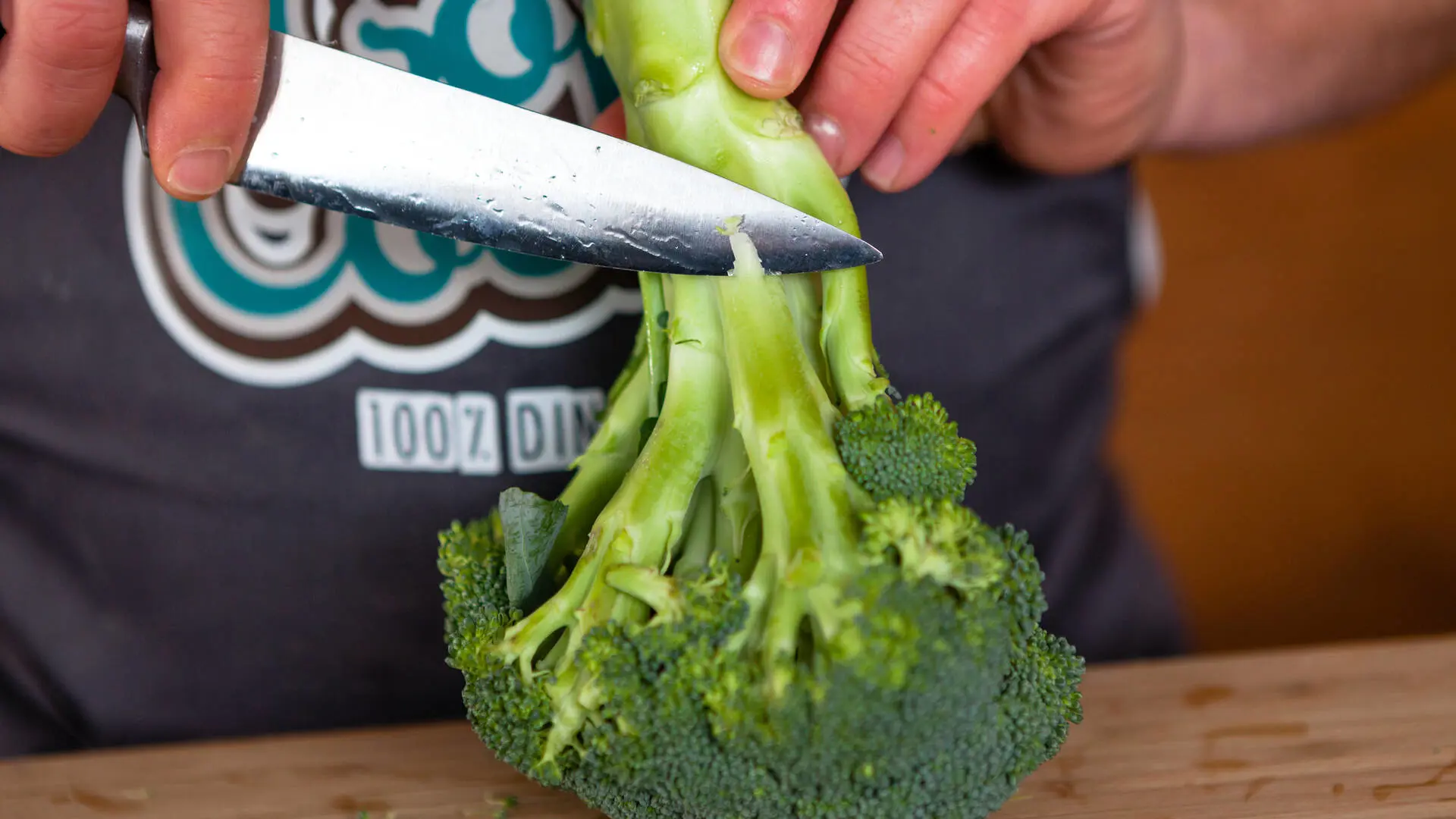 Broccoli, ordne, rense og skære i mindre bidder