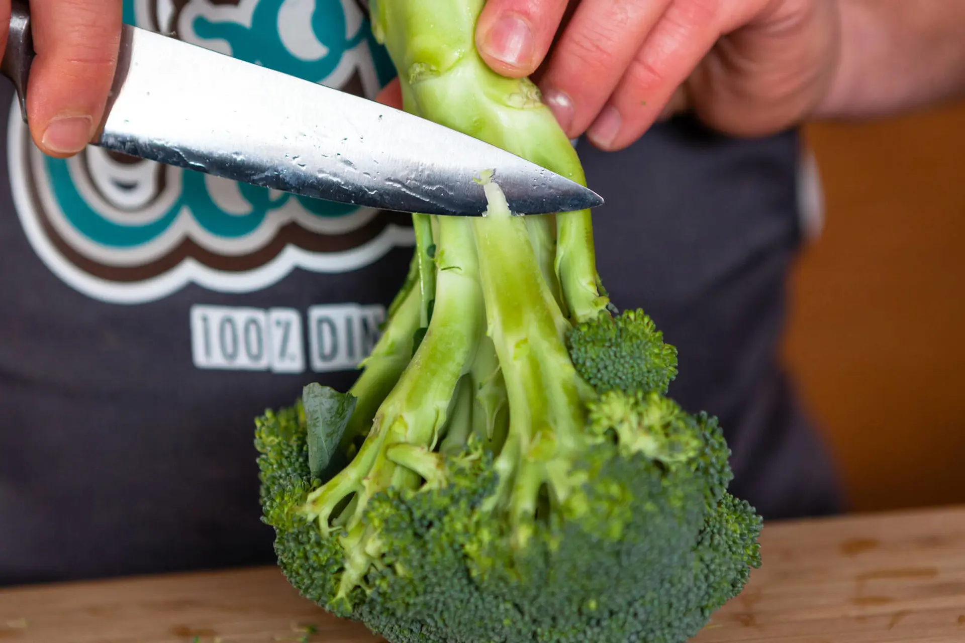 Broccoli, ordne, rense og skære i mindre bidder