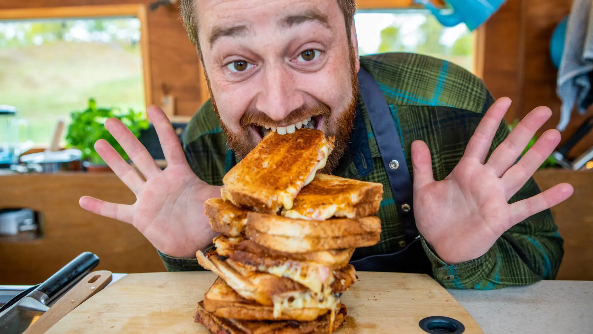Sandwich-toast m chorizo og cheddar