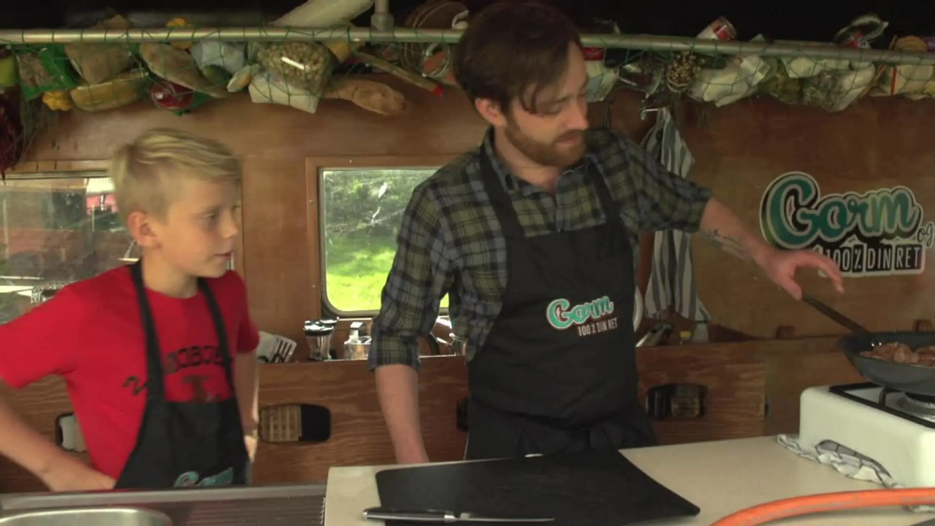 Gorm og Carl tester, om andebrystet er gennemstegt 